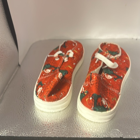 Red Santa sneakers. Their canvas size European 38,which converts to a size 7 1/2 - Picture 3 of 5
